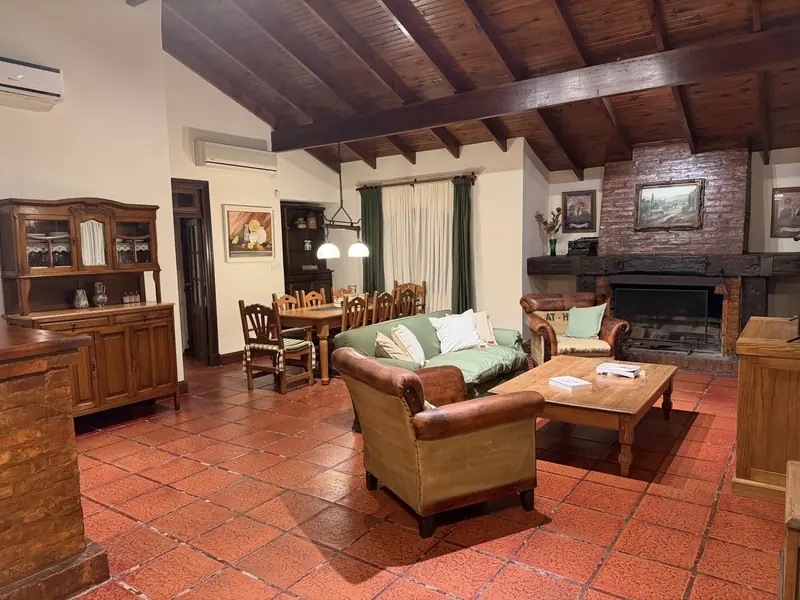 Living de La Casita con hogar a leña