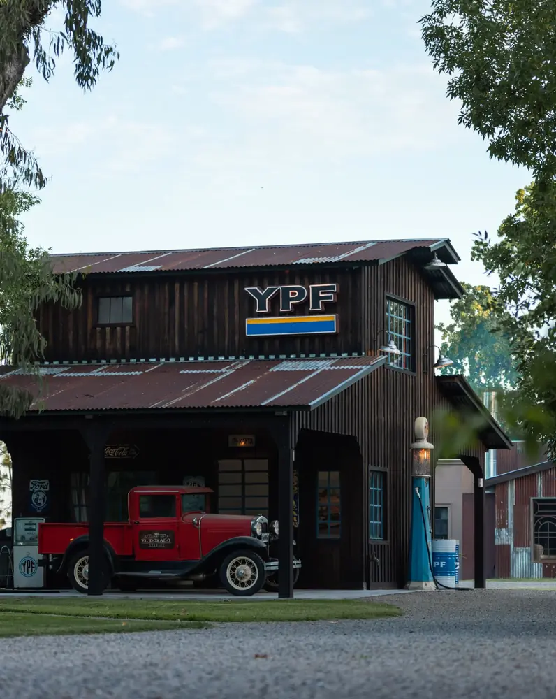 La casa YPF, de estilo años 50, entre los árboles