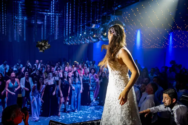 Novia en la pista con la fiesta llena