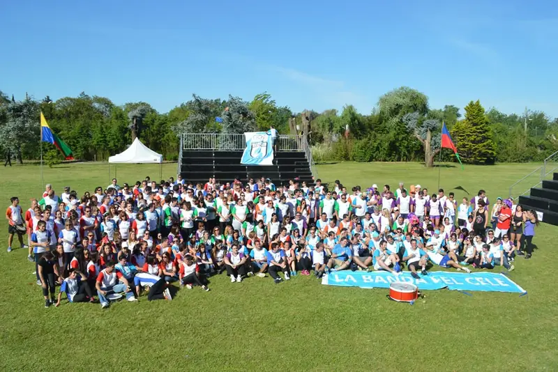 Foto grupal de cientos de empleados en el parque