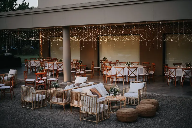 Galería cubierta del Salón Dorado con sillones y mesas armadas