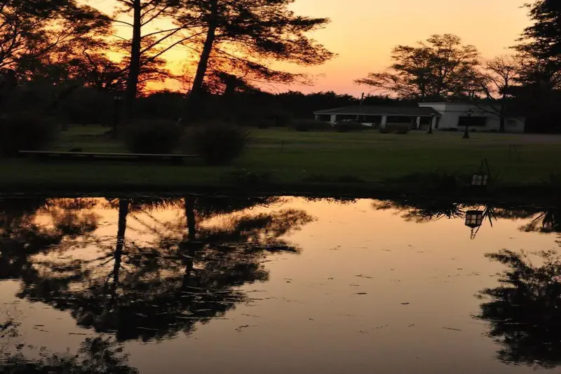 El lago reflejando el atardecer