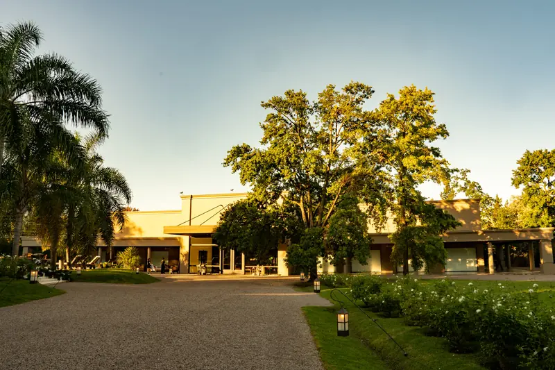 El parque y el salón al atardecer
