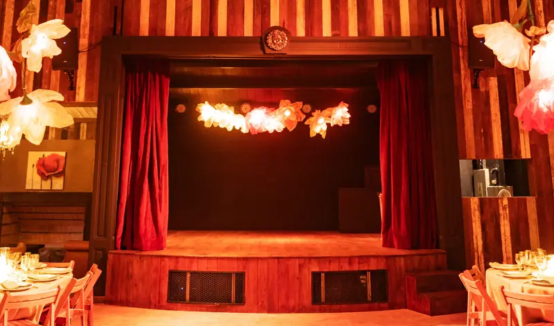 Escenario del Salón Teatro con telón rojo