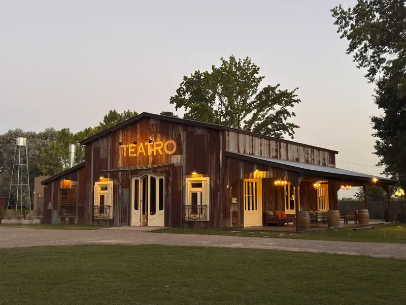 Frente del Salón Teatro, un galpón de madera