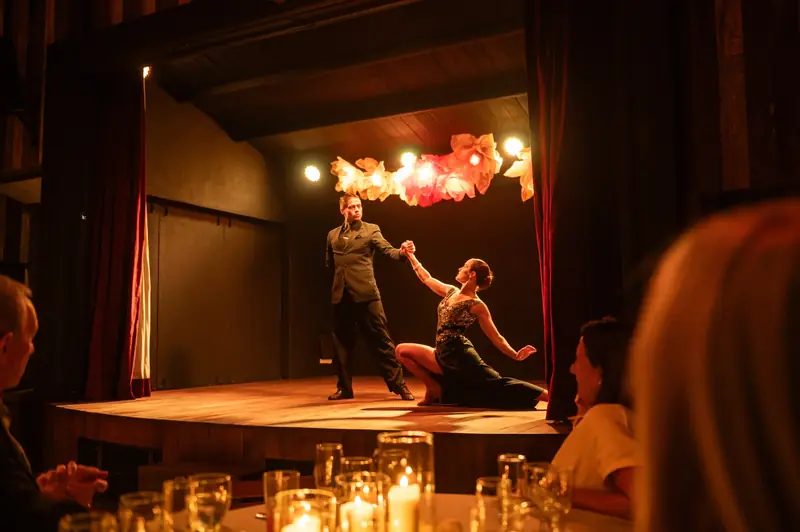 Pareja bailando tango en el escenario del Salón Teatro
